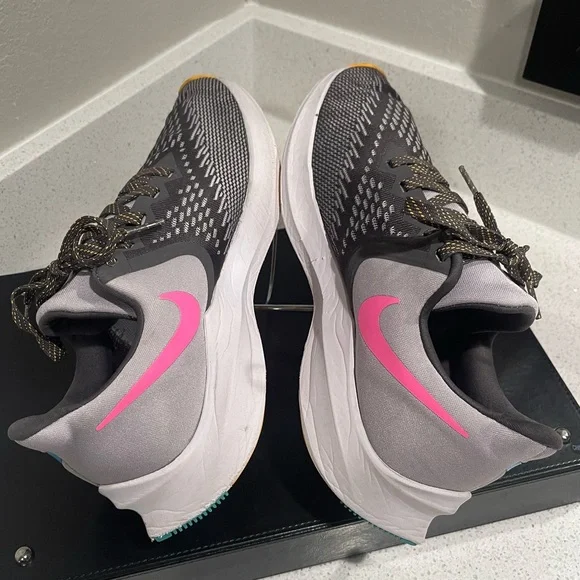 💕Sold💕Nike Zoom Women’s Sneakers - Picture 7 of 9